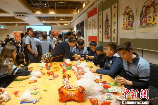 學生現(xiàn)場體驗。　張絲雨 攝