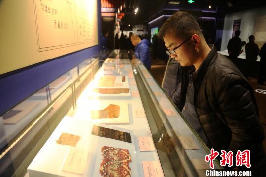 圖為民眾參觀唐蕃古道七省區(qū)精品文物聯(lián)展中青海出土的對(duì)馬文錦?！×_云鵬 攝