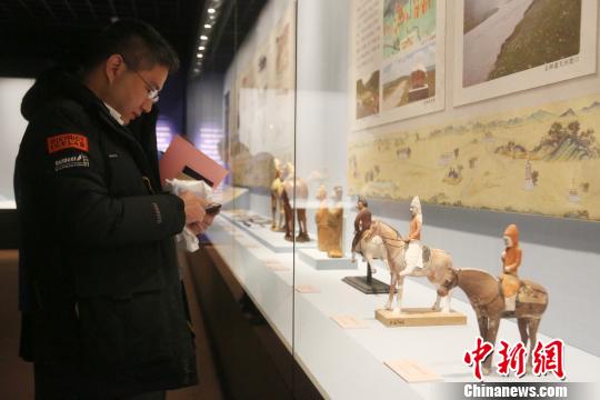 圖為民眾參觀唐蕃古道七省區(qū)精品文物聯(lián)展?！×_云鵬 攝