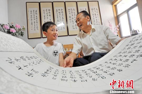 曲阜傳承弘揚(yáng)優(yōu)秀傳統(tǒng)文化，塑造良好家風(fēng)?！∏肥形麄鞑抗﹫D 攝