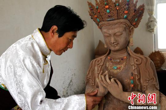 圖為熱貢文化人才培育領(lǐng)軍人才夏吾角。(資料圖) 張?zhí)砀?攝