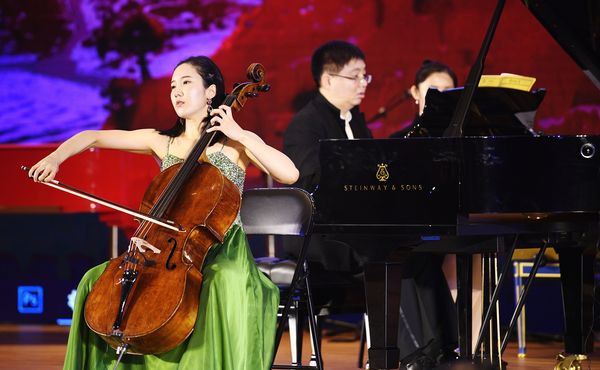 著名韓國(guó)大提琴演奏家、中央音樂學(xué)院大提琴教授林希映演奏《A大調(diào)奏鳴曲》