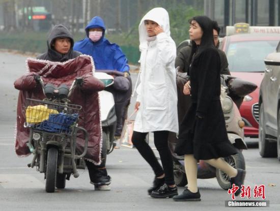 資料圖：氣溫下降，民眾“全副武裝”御寒。<a target='_blank' href='http://www.chinanews.com/'>中新社</a>記者 王中舉 攝