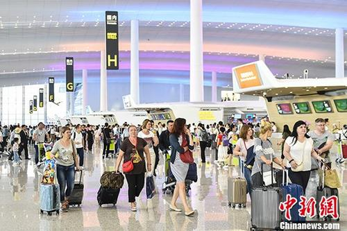 旅客在廣州白云機(jī)場(chǎng)T2航站樓。 <a target='_blank' href='http://www.chinanews.com/'>中新社</a>記者 陳驥旻 攝