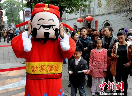 資料圖：大雪節(jié)氣“財(cái)神”福州街頭送祝福。<a target='_blank' href='http://www.chinanews.com/'>中新社</a>發(fā) 劉可耕 攝
