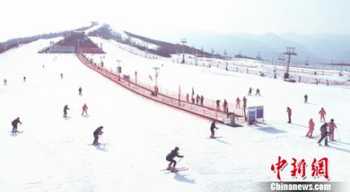 資料圖：滑雪愛(ài)好者在滑雪?！∈酚袞| 攝