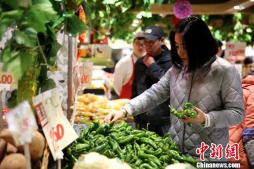 資料圖：市民挑選新鮮蔬菜。 孫睿 攝