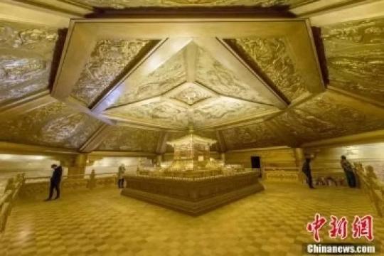 太山龍泉寺唐代舍利塔遺址大約修建于武周至唐景云年間，保存完整，是中國(guó)以佛塔地宮瘞埋舍利的早期實(shí)例，也是佛教傳入中國(guó)后與當(dāng)?shù)匚幕嗳诤系膶?shí)物見(jiàn)證?！№f亮 攝