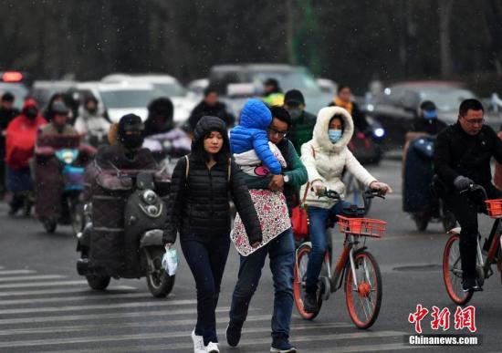 資料圖：民眾雪中出行。 中新社記者 翟羽佳 攝