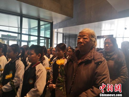 殉難者家屬和觀眾代表向七三一部隊(duì)殉難者名錄獻(xiàn)花?！∥簛?攝