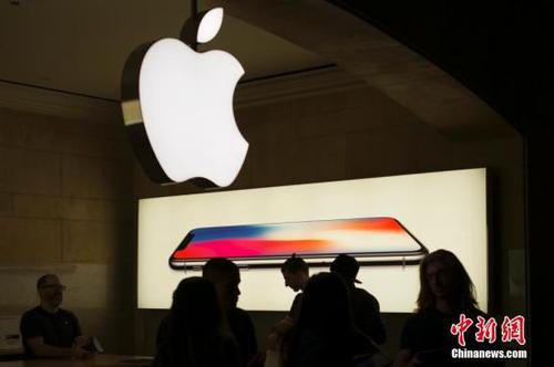 資料圖：蘋果店內(nèi)人頭攢動(dòng)。 <a target='_blank' href='http://www.chinanews.com/'>中新社</a>記者 廖攀 攝