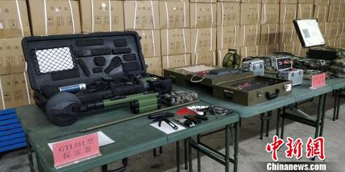 掃雷工具展示。　曾實(shí) 攝