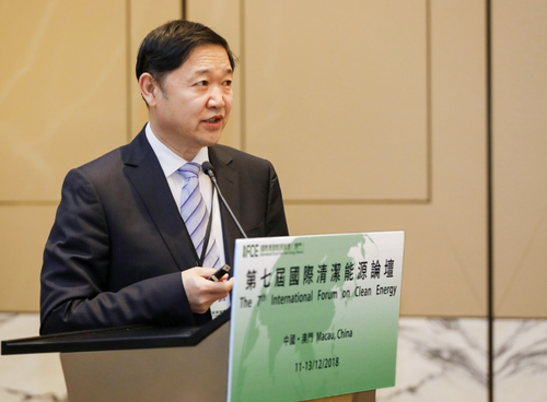 國(guó)際清潔能源論壇理事、黃河水電公司董事長(zhǎng)謝小平在2018國(guó)際清潔能源論壇上分享了黃河水電在水光互補(bǔ)、生態(tài)光伏以及光伏科研方面的實(shí)踐。