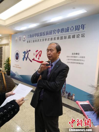 上海市甲狀腺疾病研究中心主任鄒大進(jìn)教授表示，當(dāng)下對(duì)甲狀腺疾病的治療既存在治療不足，又存在治療過(guò)度?！￡愳o 攝