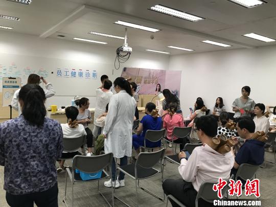 醫(yī)務(wù)人員定期到各個(gè)樓宇、大廈送健康。量血壓和醫(yī)療咨詢(xún)等服務(wù)讓白領(lǐng)受益匪淺?！≤窡?攝