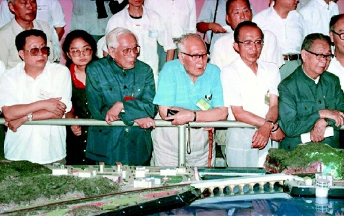 1988年，周培源率198位全國(guó)政協(xié)委員考察長(zhǎng)江三峽，并就三峽工程問(wèn)題提出意見(jiàn)和建議。
