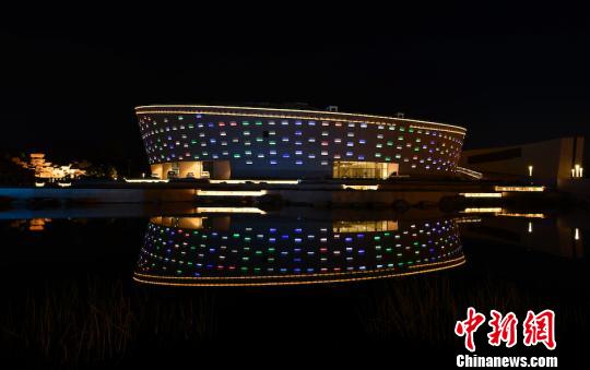 臨汾博物館造型設(shè)計(jì)理念源于4300年前“最早中國(guó)”中陶寺的古觀象臺(tái)，以“日月交輝”為建筑外觀主體?！∪嘻惸?攝
