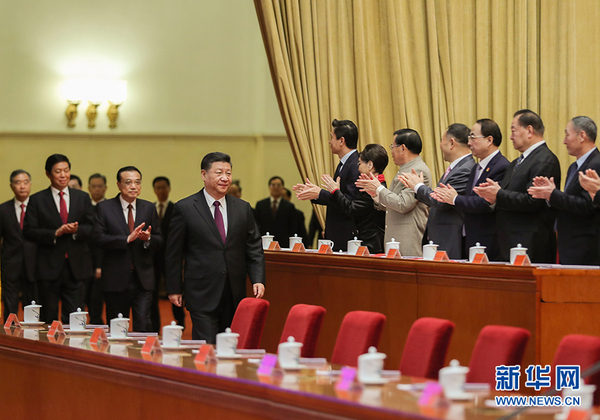 12月18日，慶祝改革開放40周年大會(huì)在北京人民大會(huì)堂隆重舉行。中共中央總書記、國家主席、中央軍委主席習(xí)近平在大會(huì)上發(fā)表重要講話。這是習(xí)近平、李克強(qiáng)、栗戰(zhàn)書、汪洋、王滬寧、趙樂際、韓正、王岐山等領(lǐng)導(dǎo)同志步入會(huì)場。
