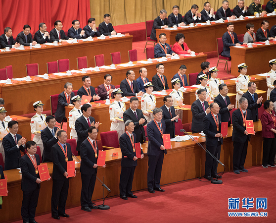 12月18日，慶祝改革開放40周年大會(huì)在北京人民大會(huì)堂隆重舉行。中共中央總書記、國(guó)家主席、中央軍委主席習(xí)近平在大會(huì)上發(fā)表重要講話。這是習(xí)近平等為獲得改革先鋒稱號(hào)人員代表頒獎(jiǎng)。3