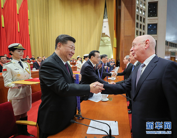 12月18日，慶祝改革開放40周年大會(huì)在北京人民大會(huì)堂隆重舉行。中共中央總書記、國(guó)家主席、中央軍委主席習(xí)近平在大會(huì)上發(fā)表重要講話。這是習(xí)近平等為獲得中國(guó)改革友誼獎(jiǎng)?wù)氯藛T代表頒獎(jiǎng)。