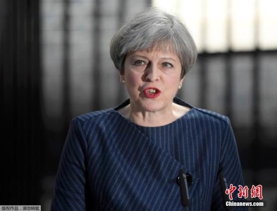 當(dāng)?shù)貢r間4月18日，英國首相特蕾莎·梅在首相官邸前發(fā)表聲明，宣布將在6月8日提前大選。報道稱，英國首相府此前尚未透露特蕾莎·梅將發(fā)表的聲明的具體內(nèi)容，但這一舉動“不同尋?！薄４饲?，特蕾莎·梅一直表示自己將不參與2020年英國大選。
