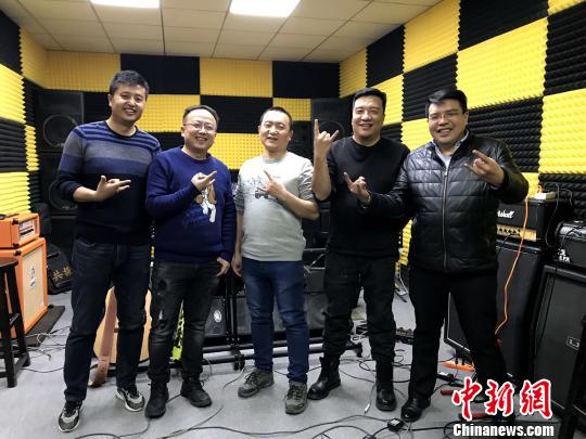 圖為“無影燈”樂隊成員在一起?！±铍h 攝