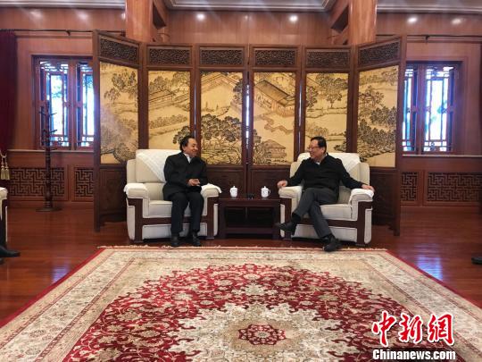 北京大學(xué)校長(zhǎng)郝平(右)與山西省文物局局長(zhǎng)雷建國(guó)(左)親切交談?！∩轿魇∥奈锞痔峁?攝