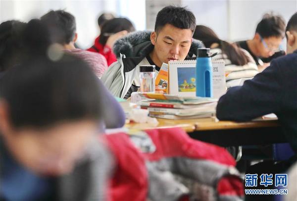 12月20日，在位于河北省秦皇島市的燕山大學(xué)，備考考生在學(xué)校圖書館復(fù)習(xí)。