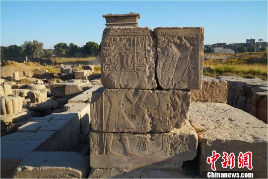 埃及孟圖神廟留在原位的石塊，部分墻體仍保留有較完整的浮雕畫面 王巍供圖 攝