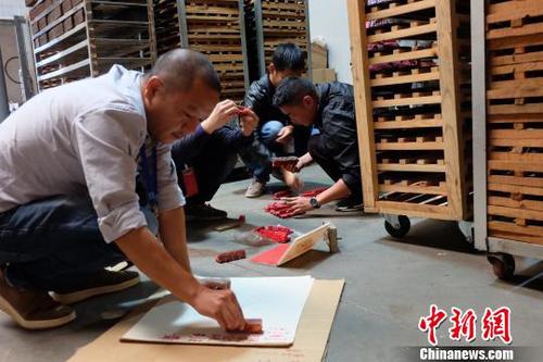 圖為工作人員在現場檢查。云南省市場監(jiān)督管理局供圖