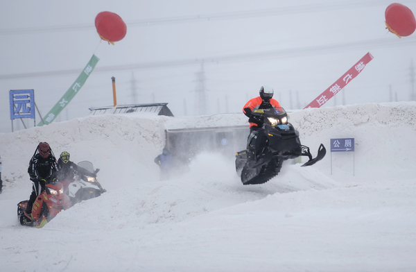 4、雪地摩托車越野挑戰(zhàn)賽選手們激烈的角逐