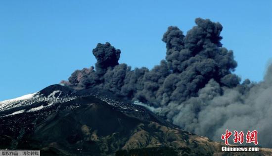 當(dāng)?shù)貢r(shí)間2018年12月24日，意大利卡塔尼亞，世界最活躍的火山之一埃特納火山于當(dāng)日再度噴發(fā)，大量火山灰被噴向天空，當(dāng)?shù)貦C(jī)場(chǎng)被關(guān)閉。