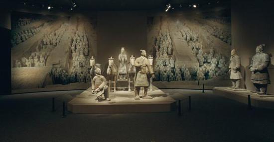 “中國(guó)考古學(xué)的黃金時(shí)代”展覽現(xiàn)場(chǎng)， 秦始皇兵馬俑