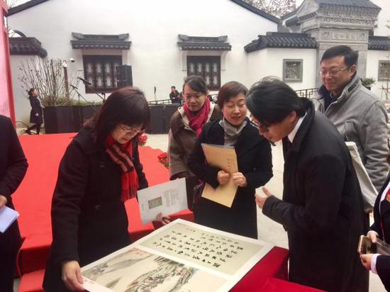 上博捐贈(zèng)珂羅版復(fù)制的001號(hào)董其昌“秋興八景圖冊”
