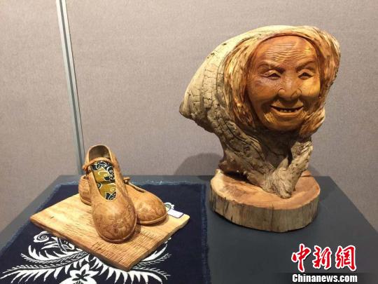 圖為首屆“雕圣杯”根雕現(xiàn)場創(chuàng)作大賽的一件作品?！№椵?攝