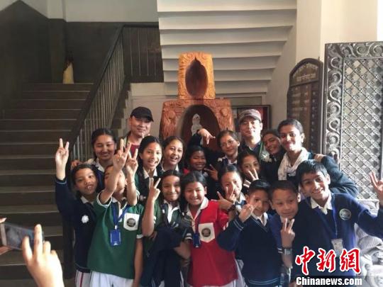 圖為鄭興國攜嵊州根雕走向尼泊爾?！∈茉L者供圖 攝