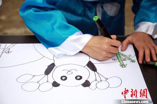 小學生在畫大熊貓。　朱柳融 攝