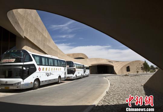 圖為莫高窟數(shù)字展示中心前往洞窟的擺渡車等候區(qū)。(資料圖) 孫志軍 攝