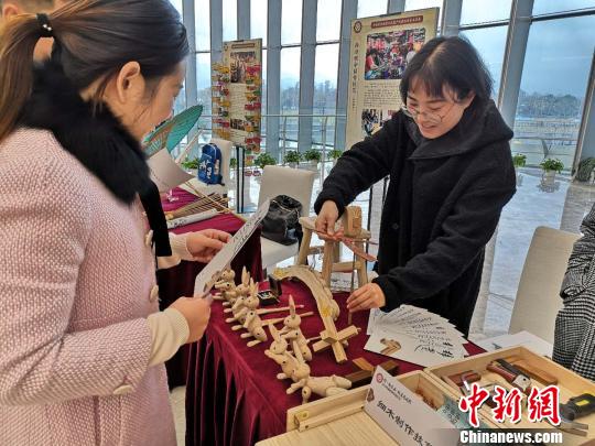 展覽單位正在向觀眾展示竹蜻蜓。　童笑雨 攝