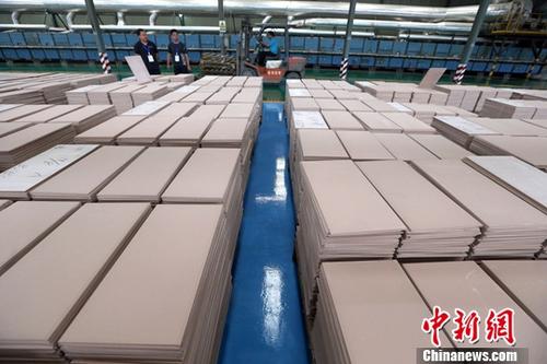 資料圖：企業(yè)工作人員進(jìn)行生產(chǎn)作業(yè)。<a target='_blank' href='http://www.chinanews.com/'>中新社</a>記者 張云 攝