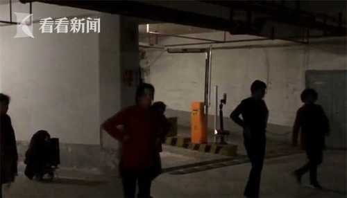 天冷廣場舞大媽轉戰(zhàn)地下車庫 居民:碰到人誰的責