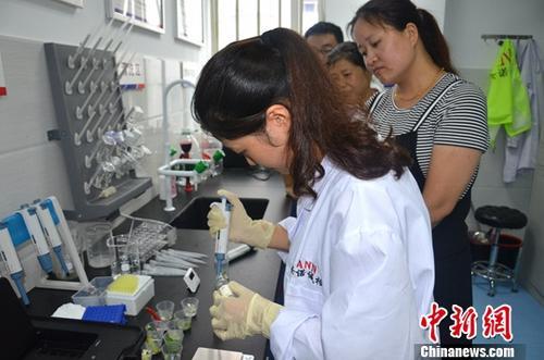 資料圖：工作人員根據(jù)消費者要求現(xiàn)場檢驗，共筑食品安全。<a target='_blank' href='http://www.chinanews.com/'>中新社</a>記者 韓蘇原 攝