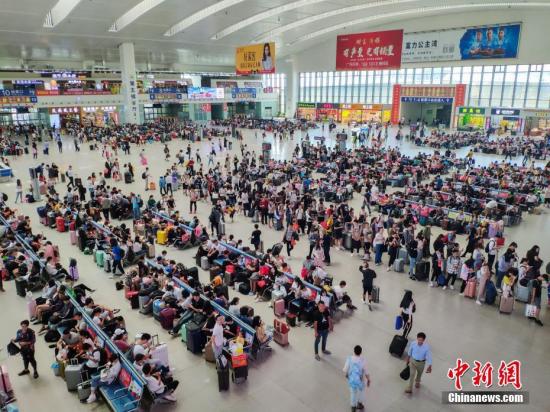 10月7日，福州火車站迎來國慶黃金周旅客返程高峰，旅客到達合計超20萬人次；學生、探親、旅游返程客流密集，到達和出發(fā)呈現雙向高峰。據統(tǒng)計，從9月28日至10月7日結束，福州火車站預計共運輸旅客超100萬人次。 <a target='_blank' href='http://www.chinanews.com/'>中新社</a>記者 李南軒 攝