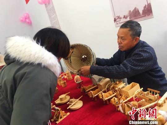 圖為齊天倉為學生講解蒙古包擺件制作技藝?！埇| 攝