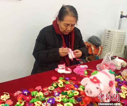 圖為鉤編技藝老師現(xiàn)場展示鉤編技藝?！埇| 攝