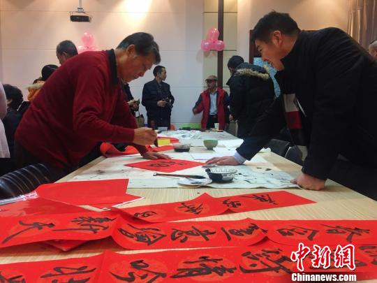 圖為書法愛好者為師生寫春聯(lián)?！埇| 攝