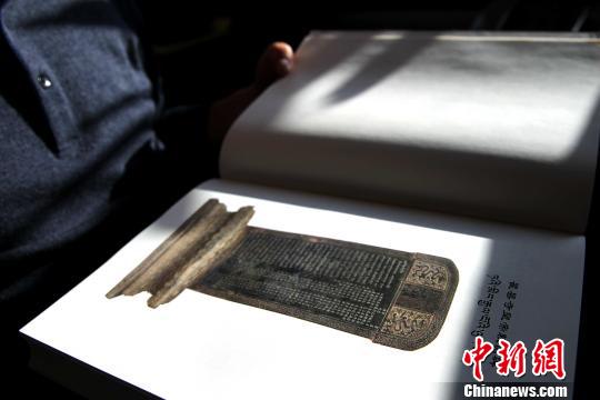 圖為“小故宮”青海瞿曇寺內(nèi)的皇帝敕諭碑?！?zhí)砀?攝