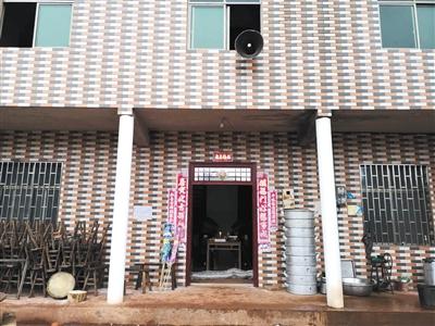 1月2日，羅毅父母的壽棺停在家中的堂屋里。