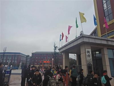 1月2日下午，羅毅就讀的華星學校門口，學生們正在放學。