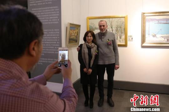 此次中俄藝術家攜手舉辦油畫作品展更具特殊意義?！纹?攝